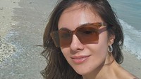 Wulan pun juga berselfie dengan latar pantai Gili Mano berpasir putih.