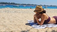 Gili Meno merupakan bagian tak terpisahkan dari tiga gili yang berada di perairan sebelah utara Pulau Lombok. Gili Meno diapit oleh dua gili lainnya, yakni Gili Air dan Gili Trawangan. Di antara tiga gili tersebut, Gili Meno merupakan pulau terkecil dengan jumlah penduduk paling sedikit. Jadi cocok banget untuk mencari ketenangan.