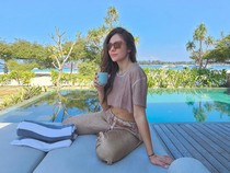Foto: Cantiknya Wulan Guritno Saat Liburan di Gili Meno