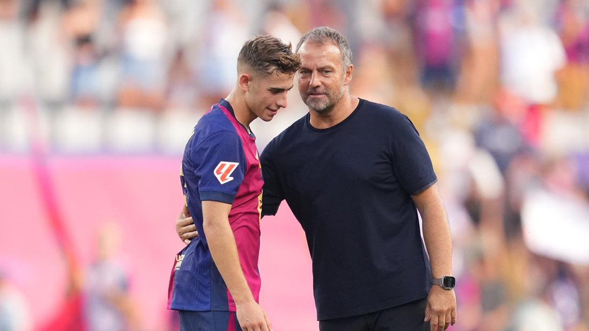 Fermin Lopez dan pelatih Barcelona, Hansi Flick. (Foto: Getty Images/Alex Caparros)