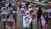 Keluarga dari 43 mahasiswa Ayotzinapa yang hilang 10 tahun lalu berbaris untuk menuntut keadilan bagi orang yang mereka cintai di Chilpancingo, Meksiko, Rabu (18/9/2024)