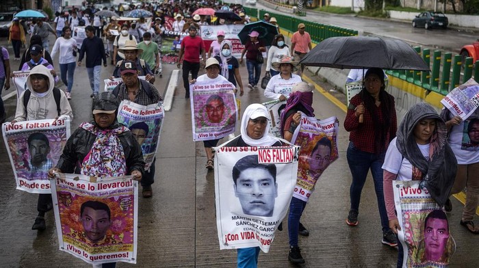 43 Mahasiswa Meksiko Hilang 10 Tahun Lalu, Keluarga Tuntut Keadilan Relatives of the 43 Ayotzinapa students who went missing almost 10 years ago march to demand justice for their loved ones in Chilpancingo, Mexico, Wednesday, Sept. 18, 2024. (AP Photo/Felix Marquez)