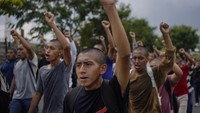 Pesan teks itu menunjukkan bahwa wakil kepala polisi dan bos kejahatan Gildardo López Astudillo berkoordinasi untuk mengeksekusi para mahasiswa tersebut. Para mahasiswa itu dieksekusi karena mengambil alih bus-bus yang merupakan bagian dari operasi peredaran narkoba untuk menyelundupkan heroin ke Amerika Serikat. Mereka mengambil alih bus-bus tersebut saat melakukan perjalanan ke Mexico City.