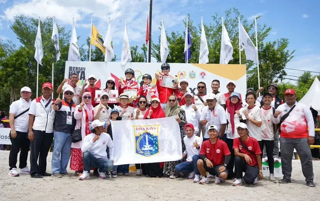 Irfan juga menggelar pengajian sebelum keberangkatan Aisha ke PON 2024. Pastinya jalur langit adalah yang utama, di pengajian kemarin, kita berdoa untuk kelancaran pertandingan Aisha di arena PON XXI 2024 dan alhamdulillah, another milestone unlocked, Aisha meraih medali emas kelas jumping beregu U-21. Selamat Aisha dan tim DKI Jakarta, tetap semangat untuk selalu memberikan yang terbaik, tulis Irfan. (Foto: Instagram/@irfanhakim75)