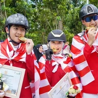 Sebelumnya, Irfan menceritakan bagaimana putrinya sempat kehilangan fokus lantaran sorotan yang tertuju padanya. Akhirnya gue nekat saja, nekat turun ketemu Aisha. Aisha sempat nangis, gue peluk Aisha-nya. Ternyata karena Aisha sudah hampir dua minggu, jadi masyarakat sana tahu Aisha juga. Dan wartawan banyak, apa-apa Aisha, pas Aisha mau tanding saja pada manggil Aisha, tutur Irfan. (Foto: Instagram/@irfanhakim75)
