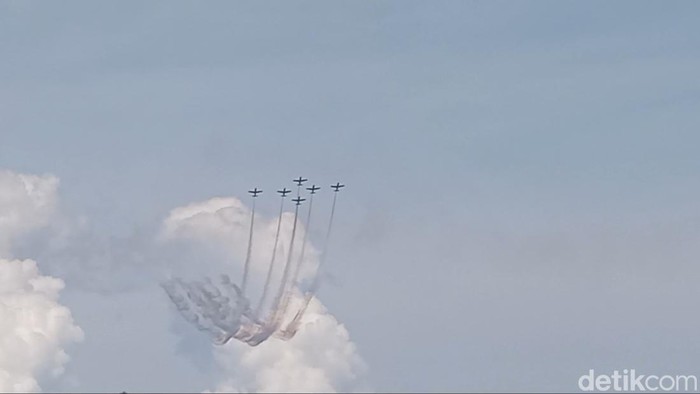 Akrobatik Pesawat TNI AU Tim Jupiter Aerobatic TNI melakukan akrobatik pesawat di langit Bandara Ngurah Rai, Rabu (18/9/2024).