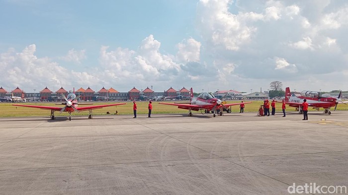 Pesawat KT-18 Wongbee milik TNI AU yang digunakan beratraksi di udara, di Bandara Ngurah Rai, Rabu (18/9/2024).