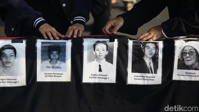 Para aktivis dari berbagai elemen seperti Jaringan Solidaritas Korban untuk Keadilan (JSKK), KontraS dan Amnesti Internasional   menggelar 'Aksi Kamisan' di depan Istana Negara, Jl Medan Merdeka Utara, Jakarta, Kamis (19/9/2024).