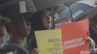 Aksi Kamisan kali ini mereka mengangkat isu pelanggaran HAM berat di Papua seperti pembunuhan Pendeta Yeremia.
