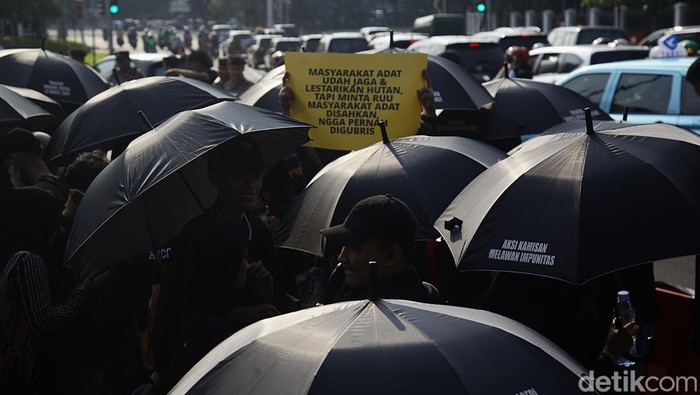 Para aktivis dari berbagai elemen seperti Jaringan Solidaritas Korban untuk Keadilan (JSKK), KontraS dan Amnesti Internasional   menggelar 'Aksi Kamisan' di depan Istana Negara, Jl Medan Merdeka Utara, Jakarta, Kamis (19/9/2024).