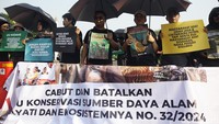 Aksi Kamisan merupakan gerakan yang dilakukan sekelompok orang yang melakukan aksi damai dengan berdiri di seberang Istana Merdeka, Jakarta setiap hari Kamis sore. Aksi Kamisan pertama kali digelar pada Kamis, 18 Januari 2007. Aksi ini menuntut keadilan hak asasi manusia (HAM).