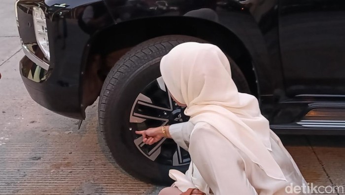 Korban saat menunjukkan bekas tembakan di ban mobilnya di Demak, Kamis (19/9/2024).