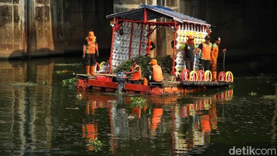 Aksi Petugas Bersihkan BKT dari Eceng Gondok