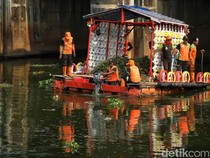 Aksi Petugas Bersihkan BKT dari Eceng Gondok