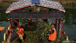 Aksi Petugas Bersihkan BKT dari Eceng Gondok