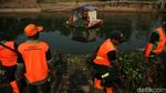 Aksi Petugas Bersihkan BKT dari Eceng Gondok
