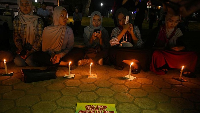 Sejumlah aktivis dari Koalisi Rakyat Sulteng mengikuti aksi 1000 lilin di Taman Nasional, Palu, Sulawesi Tengah, Rabu (18/9/2024). Aksi itu dilakukan untuk mendesak pengesahan Rancangan Undang-Undang (RUU) Perlindungan Pekerja Rumah Tangga (PPRT) yang telah mangkrak selama 20 tahun. ANTARA FOTO/Basri Marzuki/Spt.