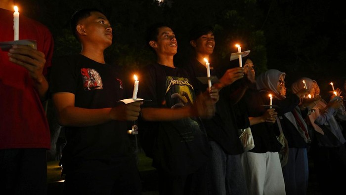 Aksi Seribu Lilin untuk Desak Pengesahan RUU PPRT Sejumlah aktivis dari Koalisi Rakyat Sulteng mengikuti aksi 1000 lilin di Taman Nasional, Palu, Sulawesi Tengah, Rabu (18/9/2024). Aksi itu dilakukan untuk mendesak pengesahan Rancangan Undang-Undang (RUU) Perlindungan Pekerja Rumah Tangga (PPRT) yang telah mangkrak selama 20 tahun. ANTARA FOTO/Basri Marzuki/Spt.