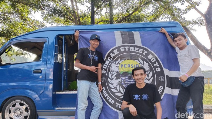 Angkot biru Coki cs dari Puncak, Bogor, untuk dukung Persib Bandung.