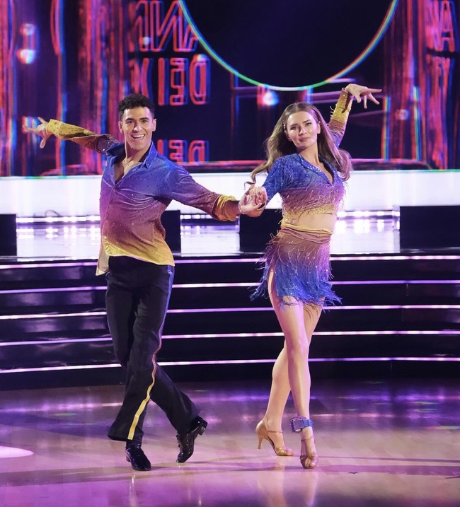 Delvey juga berhasil menembus dunia hiburan. Salah satu langkahnya yang paling menimbulkan perdebatan adalah keterlibatannya dalam reality show populer, Dancing with The Stars. Meskipun tampil sebagai tahanan rumah, Delvey diizinkan untuk keluar rumah secara terbatas demi berpartisipasi dalam acara tersebut. Foto: dok. Instagram Dancing with The Stars