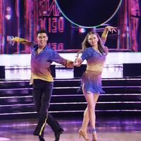 Delvey juga berhasil menembus dunia hiburan. Salah satu langkahnya yang paling menimbulkan perdebatan adalah keterlibatannya dalam reality show populer, Dancing with The Stars. Meskipun tampil sebagai tahanan rumah, Delvey diizinkan untuk keluar rumah secara terbatas demi berpartisipasi dalam acara tersebut. Foto: dok. Instagram Dancing with The Stars