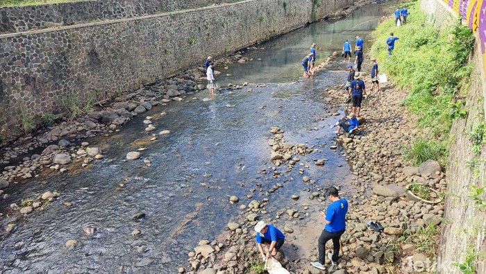 ASN Ciamis saat membersihkan Sungai Cileueur