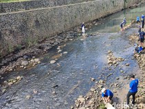 Aksi ASN Ciamis Ramai-ramai Bikin Sungai Cileueur Bebas Sampah