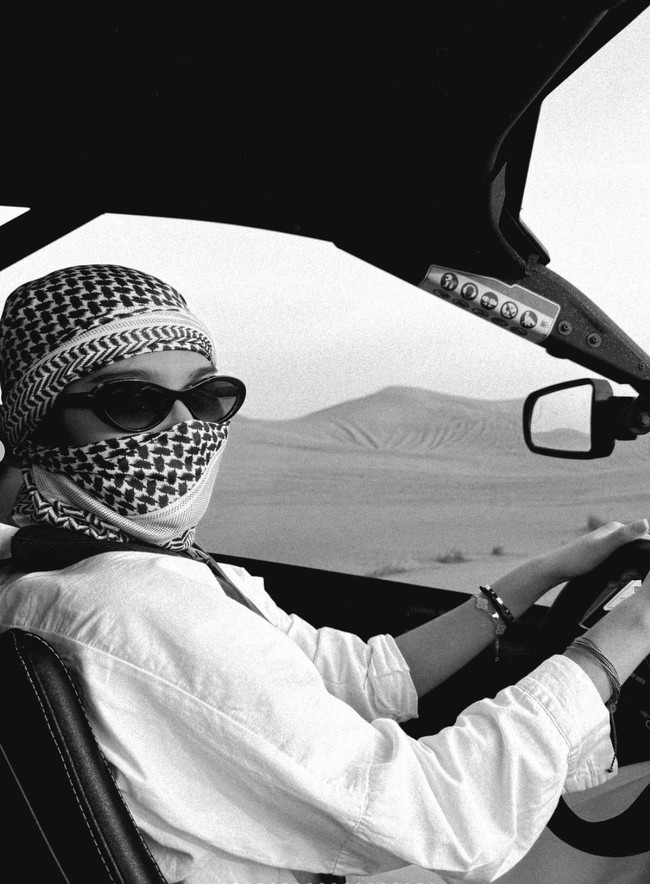 Meski tak didampingi suami, namun Zize tampak begitu menikmati liburan mewahnya tersebut. Terlihat ia juga menjajal sejumlah pengalaman baru, salah satunya berkendara di padang pasir. Foto: Instagram/@azizahsalsha_