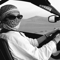 Meski tak didampingi suami, namun Zize tampak begitu menikmati liburan mewahnya tersebut. Terlihat ia juga menjajal sejumlah pengalaman baru, salah satunya berkendara di padang pasir. Foto: Instagram/@azizahsalsha_