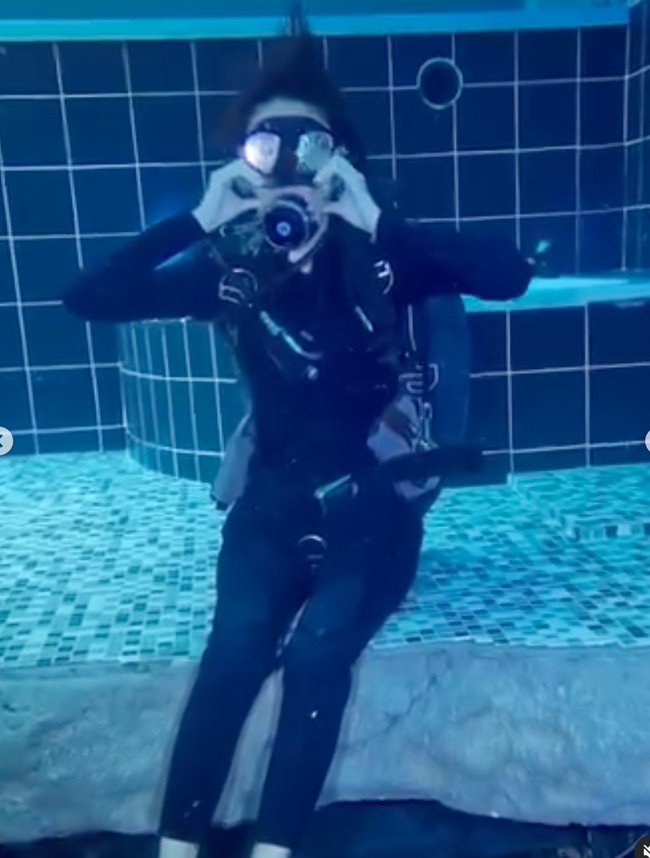 Tak hanya itu saja, Zize juga tampak melatih kelihaiannyaa melakukan free diving. Karena kemampuannya itu, beberapa menyebut Zize sebagai istri pesepakbola yang serba bisa. Foto: Instagram/@azizahsalsha_