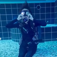 Tak hanya itu saja, Zize juga tampak melatih kelihaiannyaa melakukan free diving. Karena kemampuannya itu, beberapa menyebut Zize sebagai istri pesepakbola yang serba bisa. Foto: Instagram/@azizahsalsha_