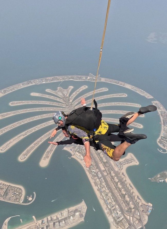 Dari unggahan yang dibagikan juga terlihat Zize yang begitu berani menjajal sky diving.  Foto: Instagram/@azizahsalsha_