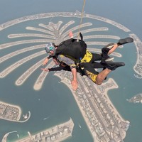 Dari unggahan yang dibagikan juga terlihat Zize yang begitu berani menjajal sky diving.  Foto: Instagram/@azizahsalsha_