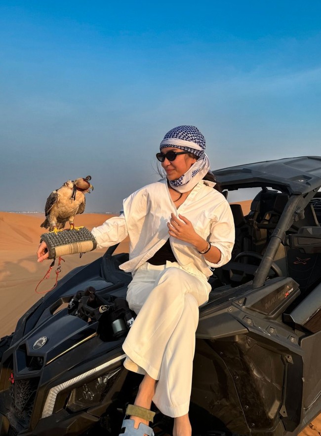Berpose bareng burung Elang, Zize tampil mengenakan pakaian serba putih dan kepala bersorban. Ia juga melengkapi penampilannya dengan kaca mata hitam. Foto: Instagram/@azizahsalsha_
