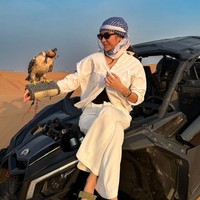 Berpose bareng burung Elang, Zize tampil mengenakan pakaian serba putih dan kepala bersorban. Ia juga melengkapi penampilannya dengan kaca mata hitam. Foto: Instagram/@azizahsalsha_