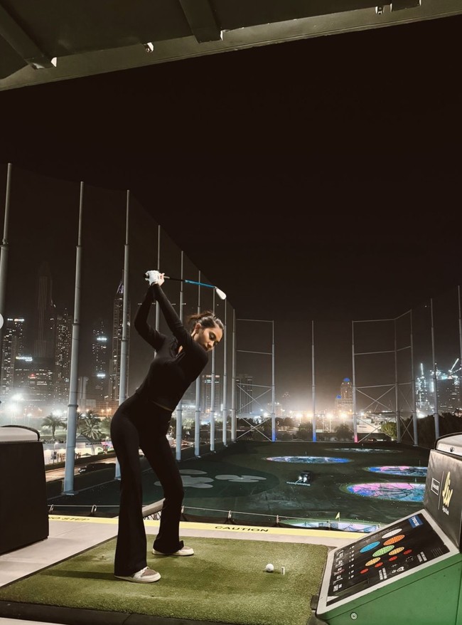Senang menjajal beragam cabang olahraga, berikut potret Zize saat bermain golf di Dubai. Tampil simpel, ia memilih tampil dengan pakaian serba hitam. Foto: Instagram/@azizahsalsha_