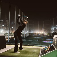 Senang menjajal beragam cabang olahraga, berikut potret Zize saat bermain golf di Dubai. Tampil simpel, ia memilih tampil dengan pakaian serba hitam. Foto: Instagram/@azizahsalsha_