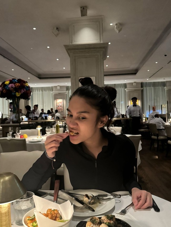 Zize kemudian menutup harinya dengan dinner di salah satu restoran mewah di sana. Tampak ia begitu bersemangat menyantap makanan yang dihidangkan. Foto: Instagram/@azizahsalsha_