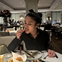 Zize kemudian menutup harinya dengan dinner di salah satu restoran mewah di sana. Tampak ia begitu bersemangat menyantap makanan yang dihidangkan. Foto: Instagram/@azizahsalsha_