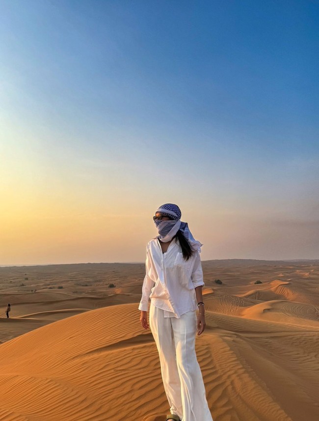 Melalui akun Instagramnya, istri pesepakbola Pratama Arhan, Azizah Salsha, membagikan momen liburannya ke Dubai. Dari unggahan yang dibagikan tampaknya wanita yang akrab disapa Zize itu berlibur tanpa ditemani suaminya, Pratama Arhan. Foto: Instagram/@azizahsalsha_