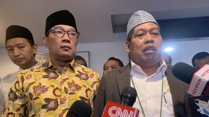 Bacagub Jakarta Ridwan Kamil (kiri) dan inisiator Sahabat Jakarta Satrisno Muslimin (kanan).