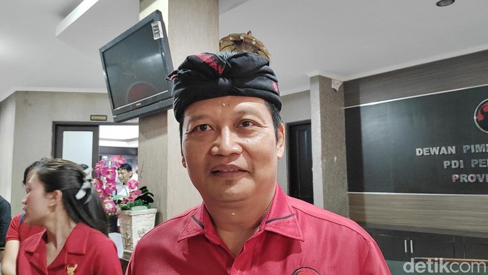 Bakal cabup Jembrana, I Made Kembang Hartawan, saat ditemui di DPD PDIP Bali, Denpasar, Kamis (19/9/2024). (Agus Eka Purna Negara/detikBali)