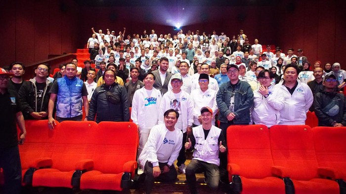 Bakal Calon Bupati dan Wakil Bupati Cianjur Herman-Ibang nobar bareng kaum muda