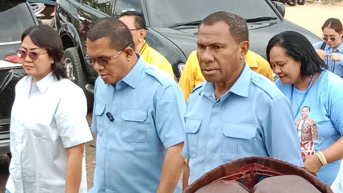 Bakal calon gubernur -wakil gubernur NTT Emanuel Melkiades Laka Lena -  Johni Asadoma tiba di lokasi deklarasi di Labuan Bajo, Manggarai Barat, Rabu (18/9/2024). (Istimewa)