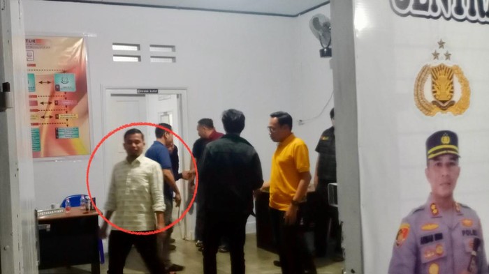 Bakal Calon Wali Kota Parepare Tasming Hamid (baju putih) saat datang memberikan klarifikasi di Bawaslu Parepare.