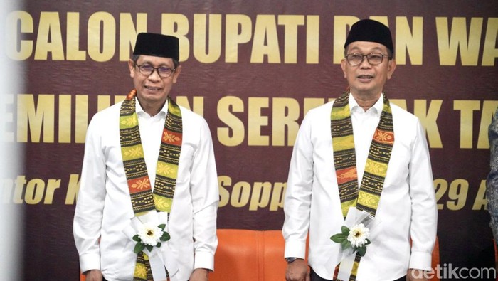 Bapaslon Suwardi Haseng-Selle Ks Dalle saat mendaftar di KPU Soppeng.