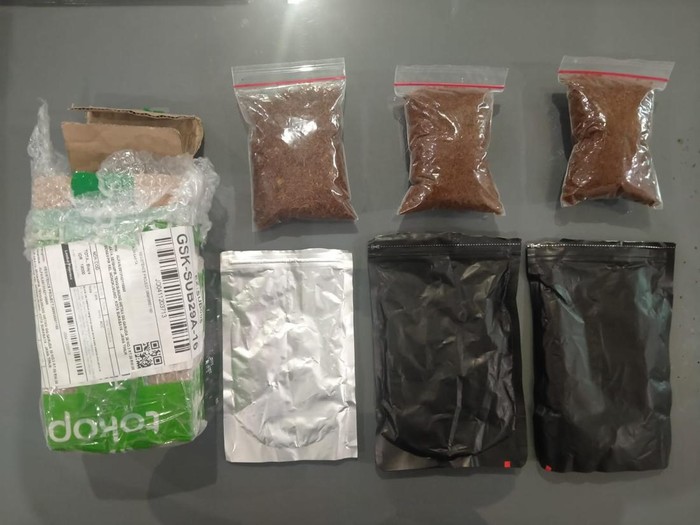 Barang bukti tembakau gorila yang dijual di instagram