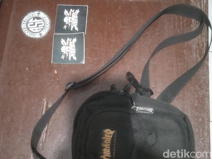 Barang bukti yang diamankan dari 2 pemuda bermotor ugal-ugalan di Wates, Kabupaten Kulon Progo, DIY, Kamis (19/9/2024).
