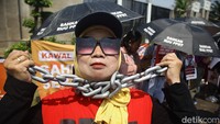 Selain itu, dua pendemo membawa rantai raksasa sebagai simbol belenggu terhadap PRT selama RUU PPRT belum disahkan.