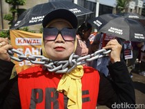 Bawa Rantai Besar, PRT Beraksi di Depan Gedung DPR